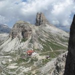 Blick auf Dreizinnenhütte und Toblinger Knoten